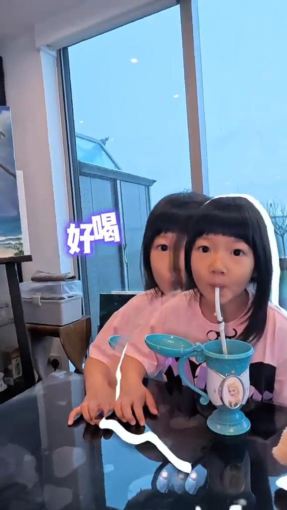好喝对吧？今天就做一个我的女生朋友们都很爱喝的健康奶昔。
·材料方面：冰块、手撕