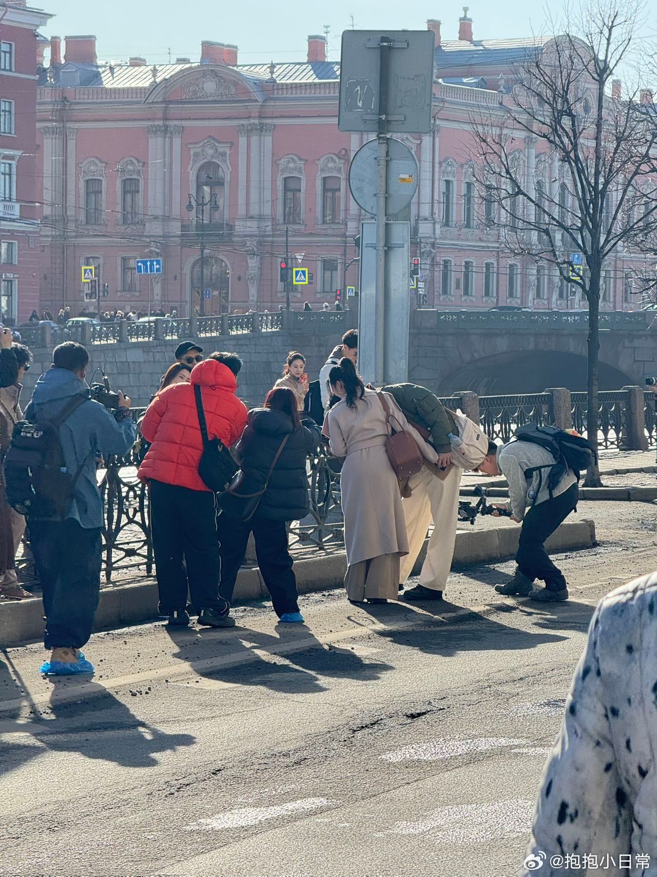 金莎孙丞潇录妻旅全程牵手 金莎和孙丞潇手牵手录制节目，甜到爆！十指紧扣，走哪牵哪