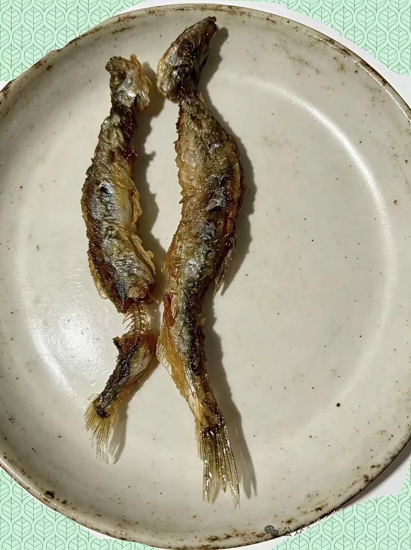 两条鱼相拥相吻，到死的时候还保持着这种相爱的状态，这就是“至死不鱼”的爱情！