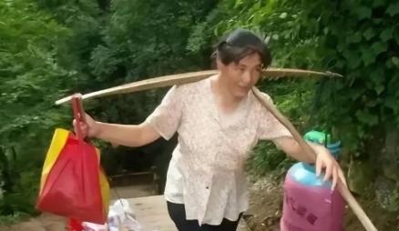 你见过人性最赤裸的样子吗？ 在安徽齐云山3700级台阶上，一个女人用一根扁担，挑