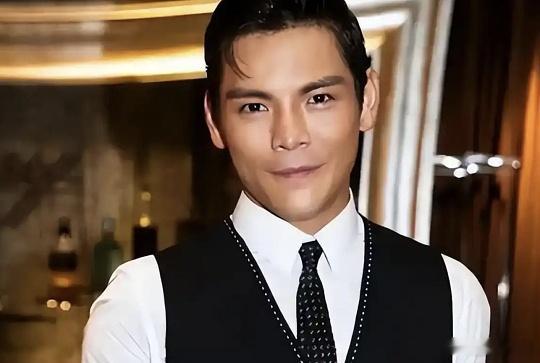 向佐给易立竞说父亲花五亿扶不起他 说实话，向佐这次真把我整不会了。 以前看他那些