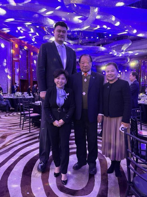 体坛4位传奇人物同框：

我只认出了琼林玉树、孔武有力的姚明，气色盈和的中国奥运