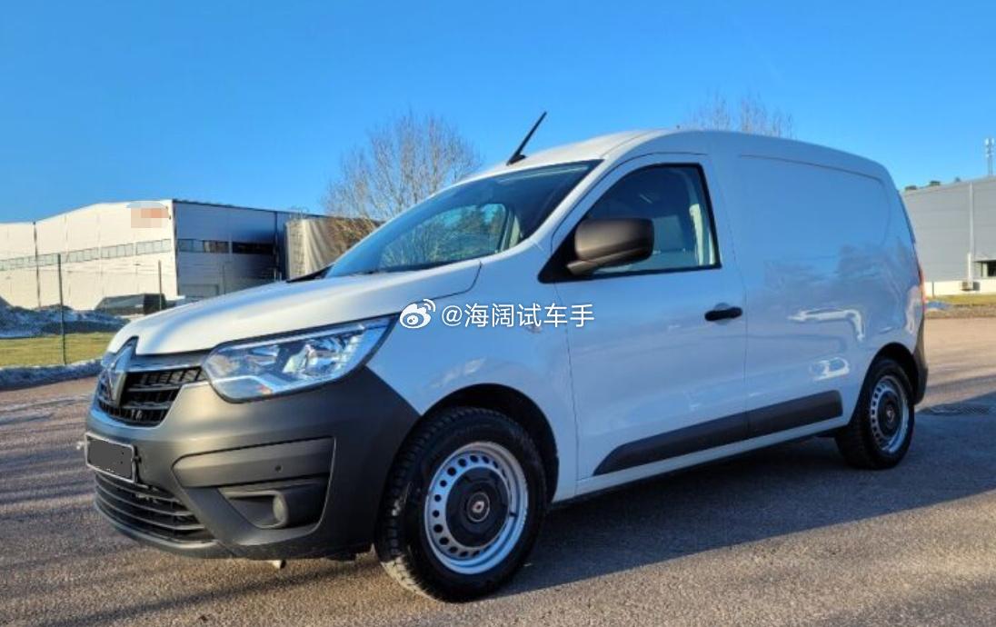 雷诺厢货~~~这是2023年在瑞典上的牌，95马力的1.5柴油机+手动变速箱，跑