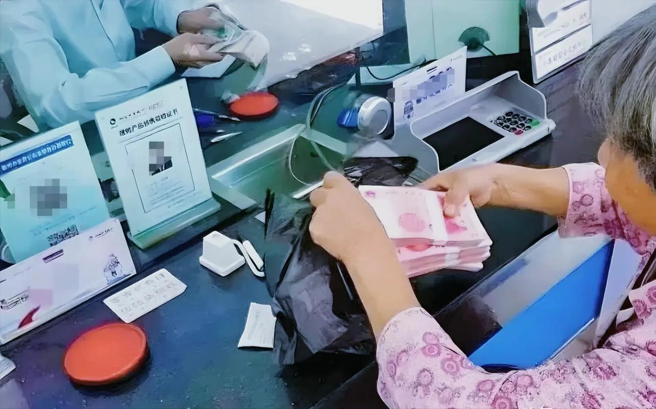 江苏南京，大妈的孙子买房缺钱，她就把存在亡夫名下的50万取出来，给孙子买了房，没