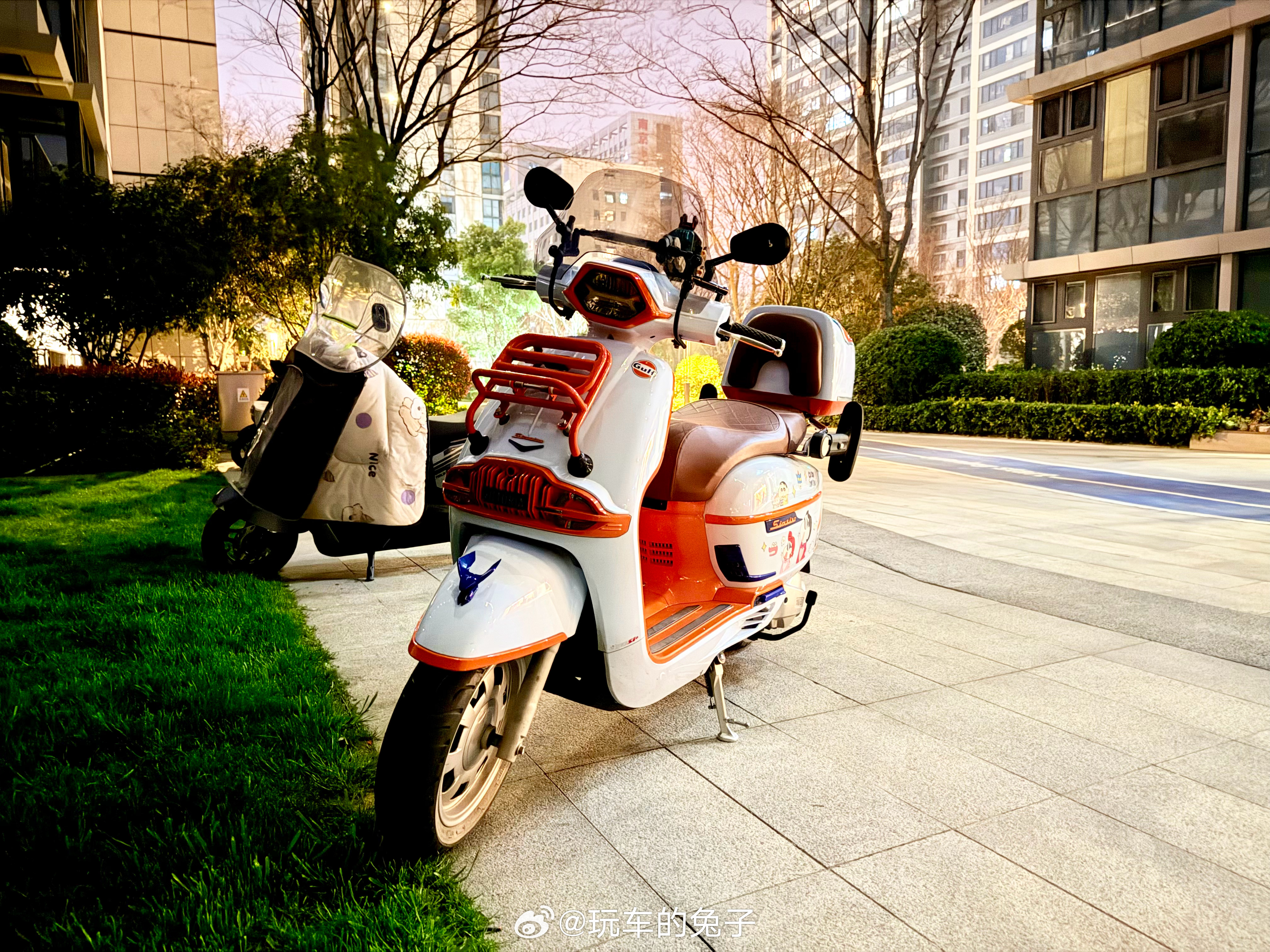 在小区看到一台Gulf Oil涂装的Victoria。其实Victoria是个很