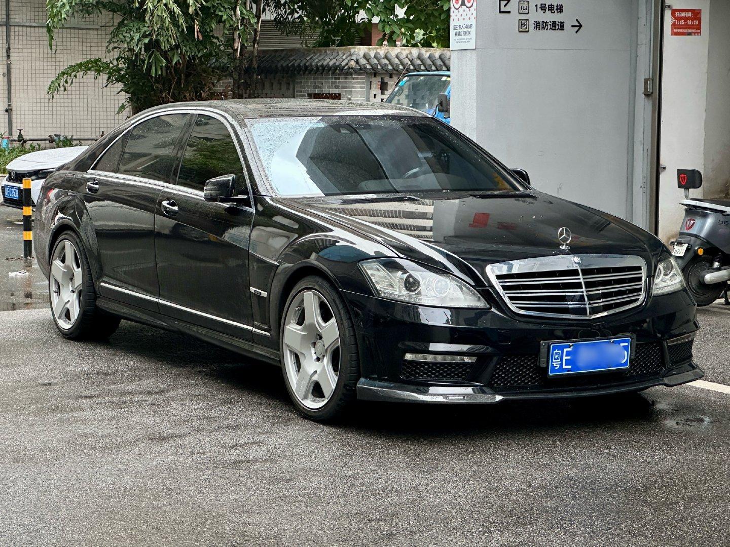 我市日常 前期款车尾、后期款车头的奔驰W221，大抵就是民间觉得好看的组合