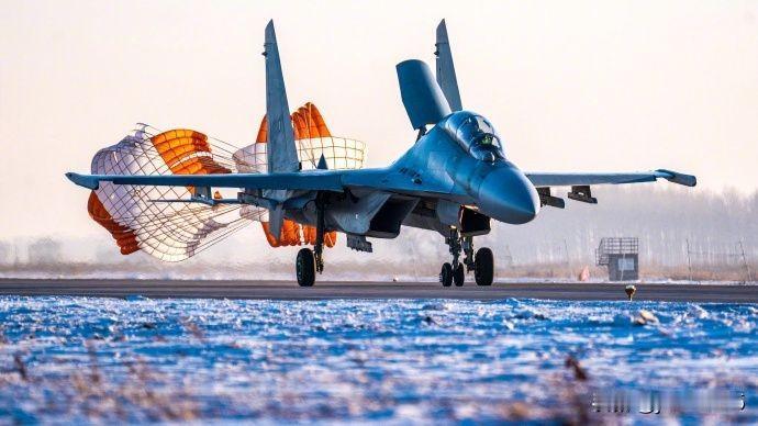 新年伊始，北部战区空军某部机场，多架战机依次加力升空，展开新年度飞行训练。从双座