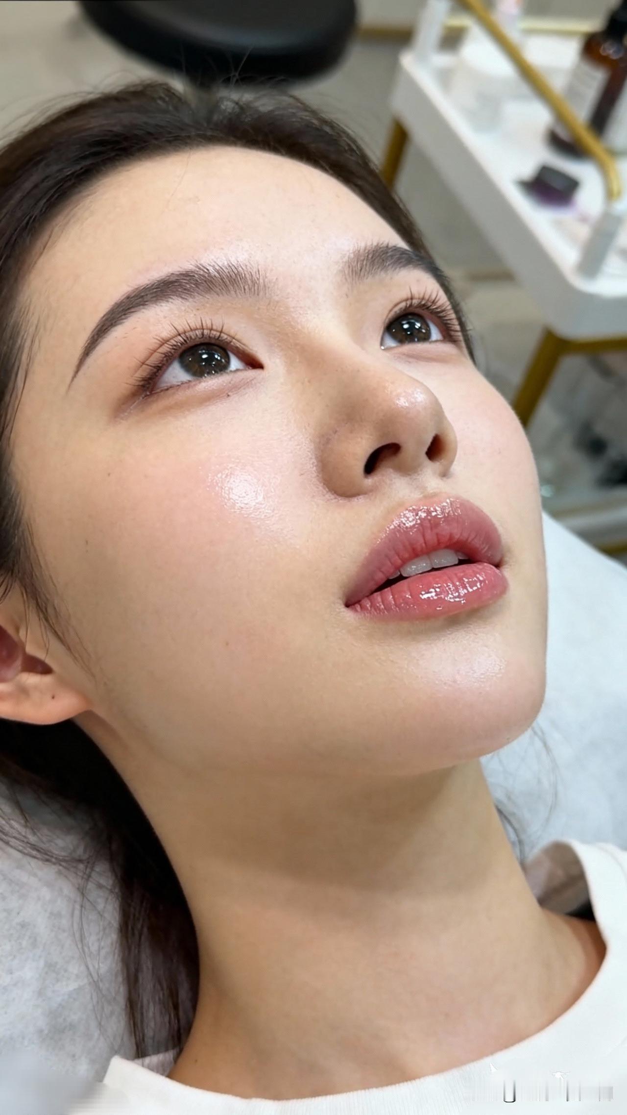 美容院里的精致时光，感受焕然一新的自己”💄✨治愈系美景照 素颜女神 自然美，无