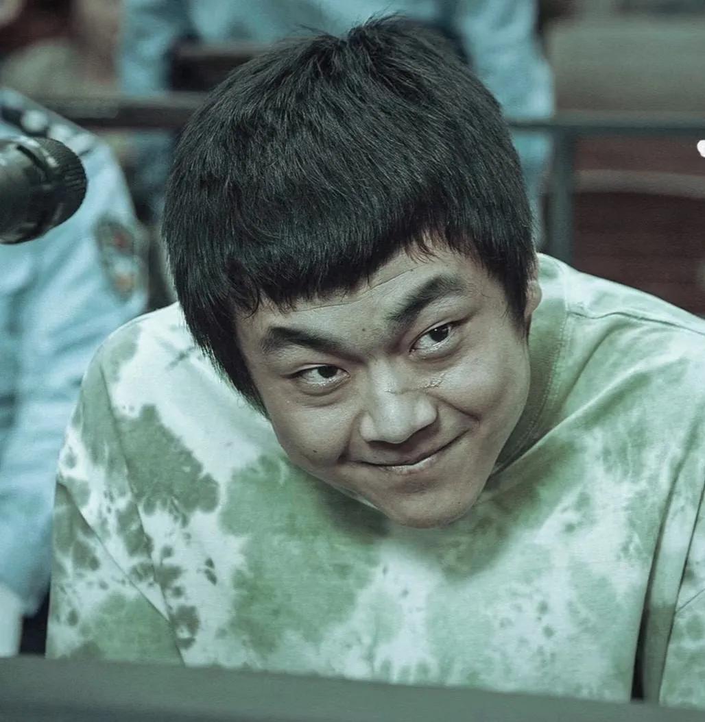 黄家旺这个坏小孩演的真是到位了
真的是让人恨得牙痒痒
可是结果才8年
关于这一点