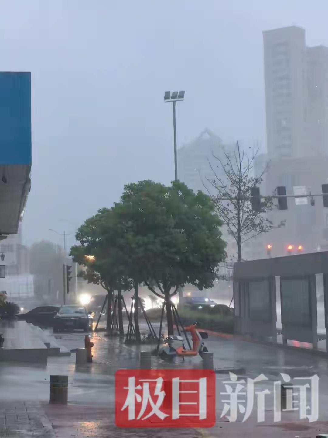 8月9日，一艘全球最大级别的运输船通过长江大桥，引发关注。
 
隔着屏幕看视频，