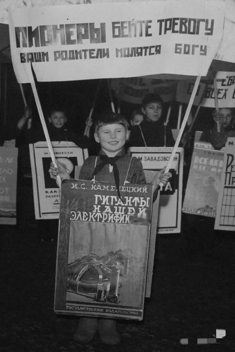 1950年，苏联的少先队员们在参加活动，标语上写着：“少先队员们，敲响警钟，你们