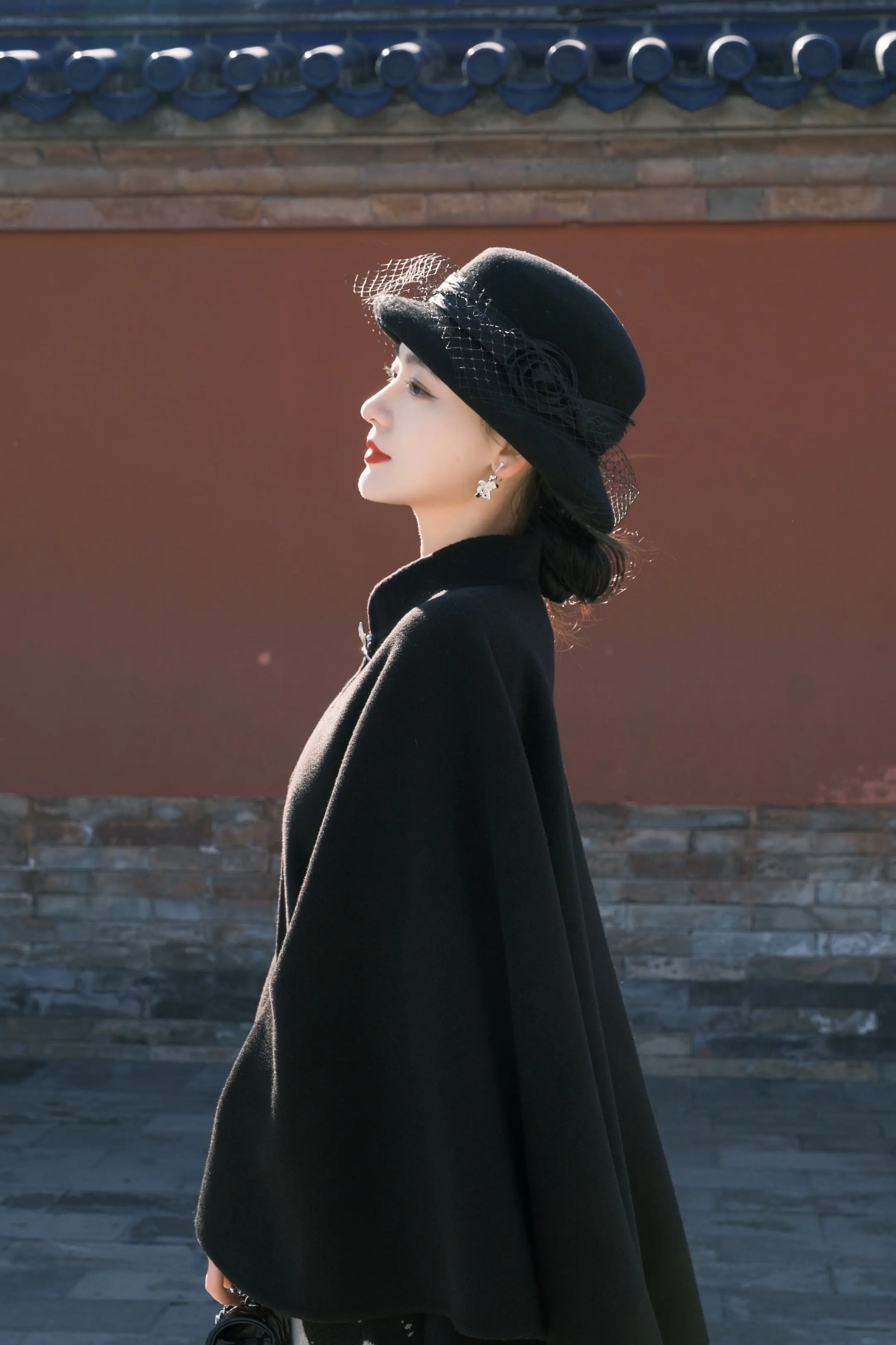 你低头欲说还休 我等你开口。