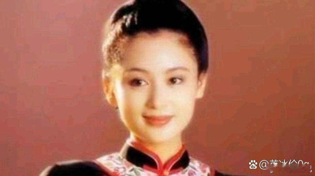 20多年前，陈红和陈凯歌同居时，她躺在沙发上睡着的样子非常美丽动人 