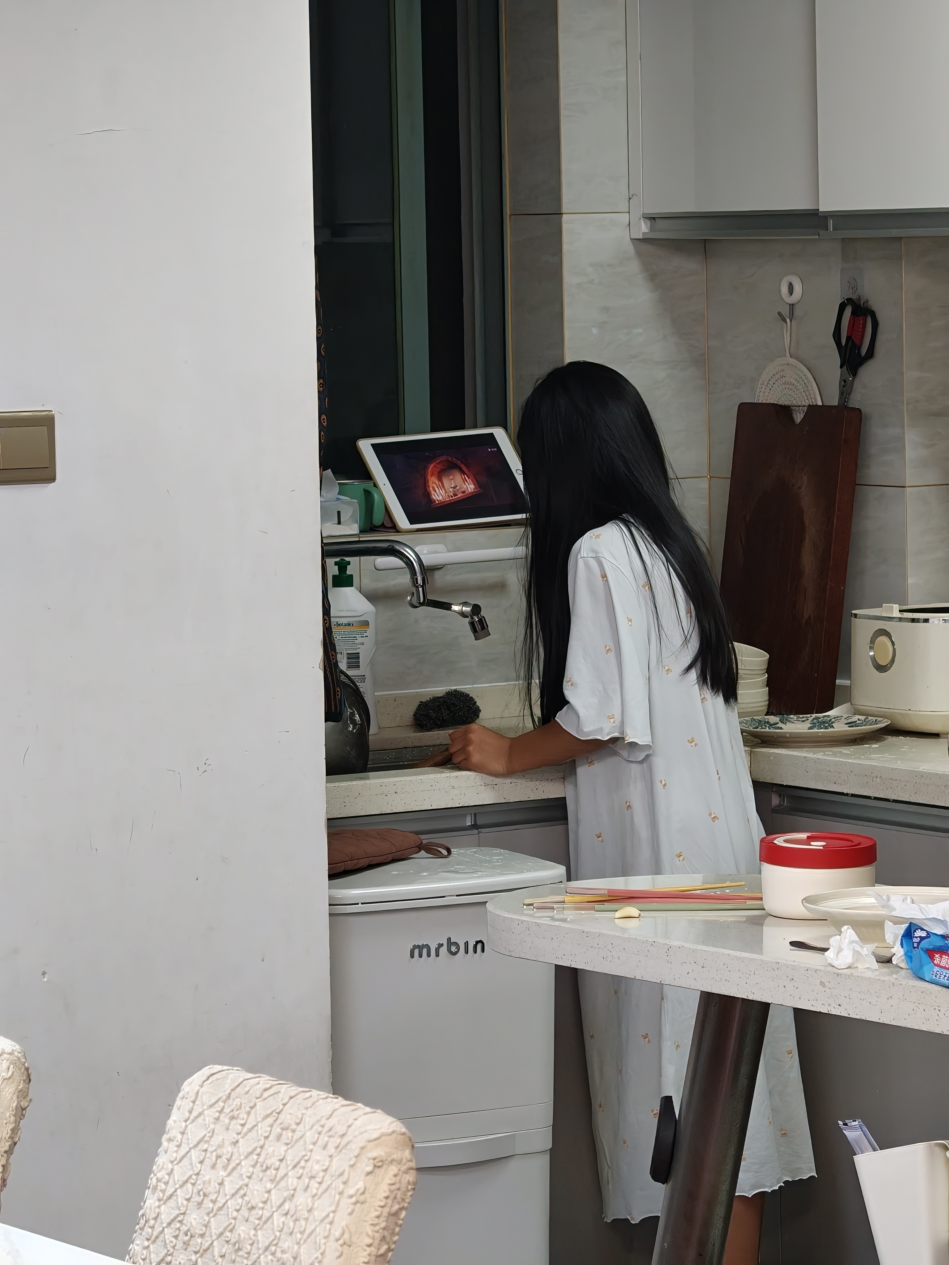 happy  ending 就交给小麦了，他一边看动画片，一边刷碗。她还要拖地，