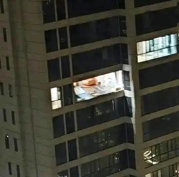 人在家中坐，祸从天上来！
看完心揪紧了！
谁能想到，安安稳稳待在高层家里，竟会被