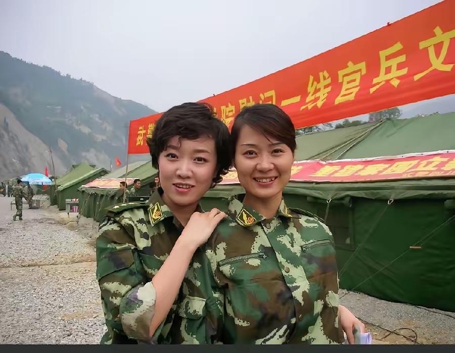 这张照片中，有一位大名人，你能一眼找到她吗？武功高强，是一位女将军。