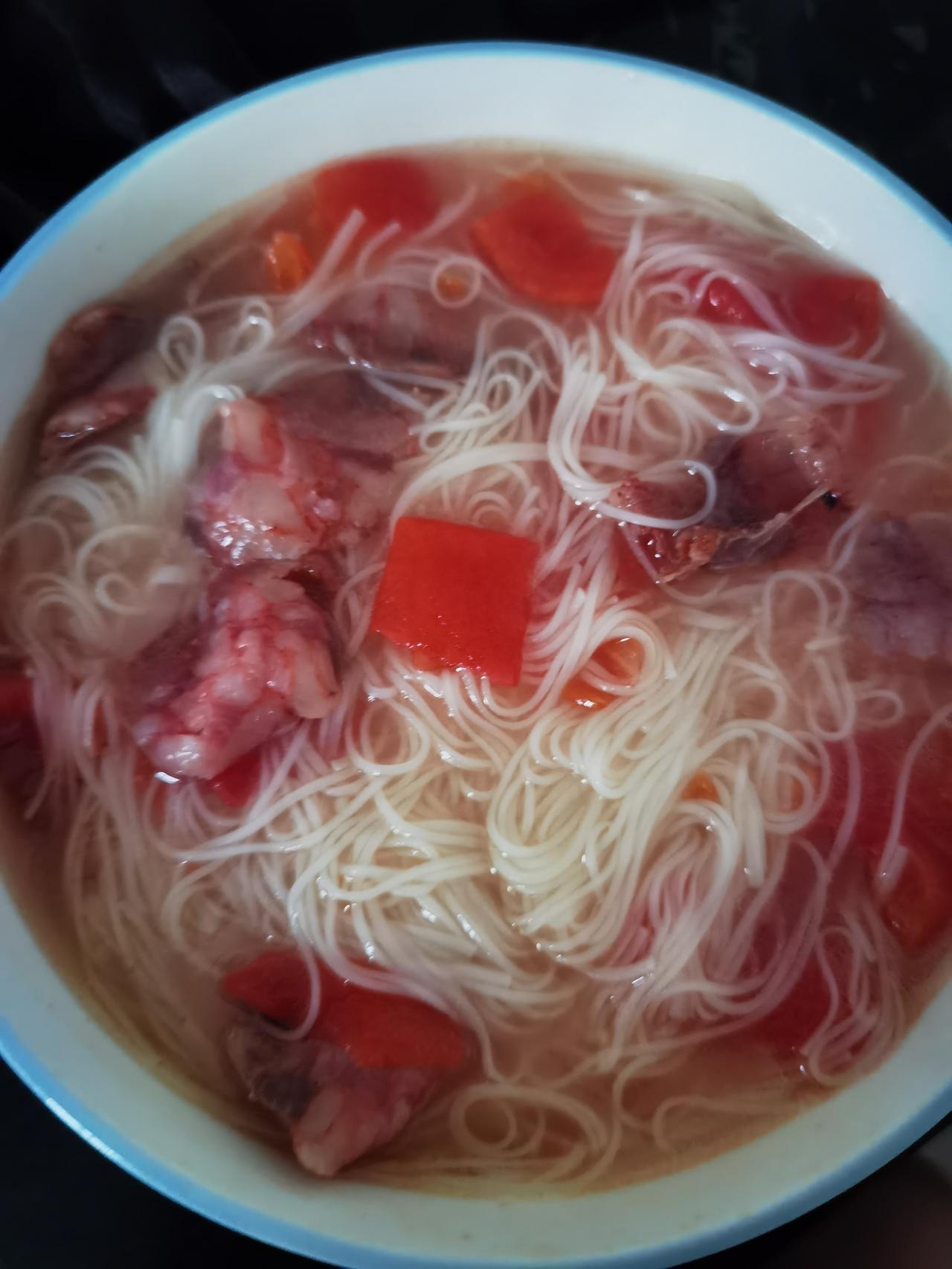 把腊肉切片煮到面条里，放点西红柿，感觉味道还不错呢！