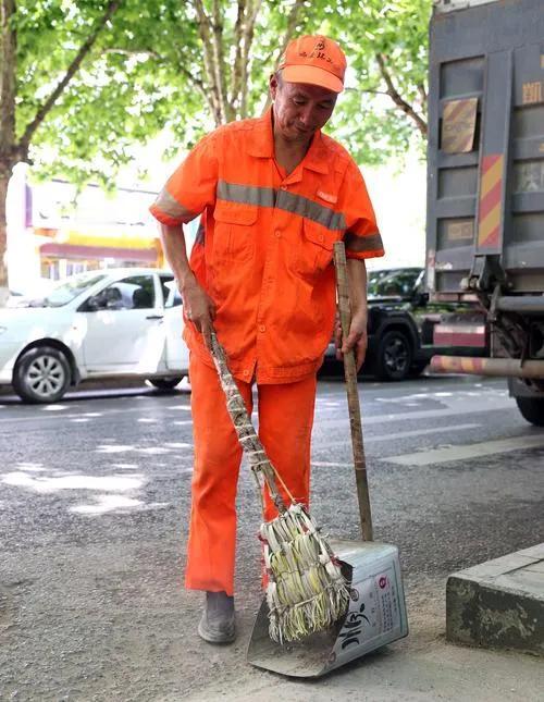 环卫工用朴实的行动默默守护着城市的整洁与美观，他们的工作虽普通，却与每个人的生活