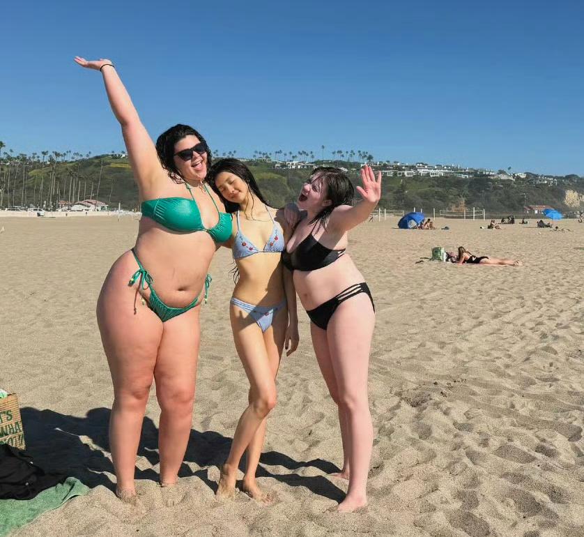 我终于搞明白了，这次多多在Ins 上分享，自己在沙滩的生活照片，她的同学为什么没