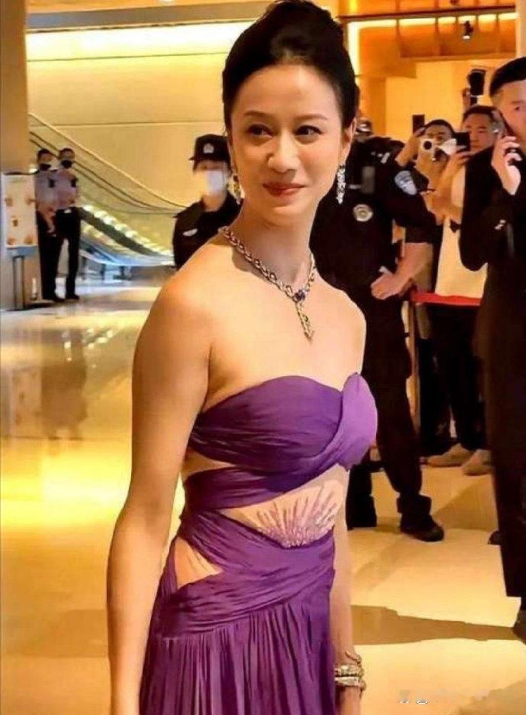 倪虹洁衣服不是亮点，肚子才是。 