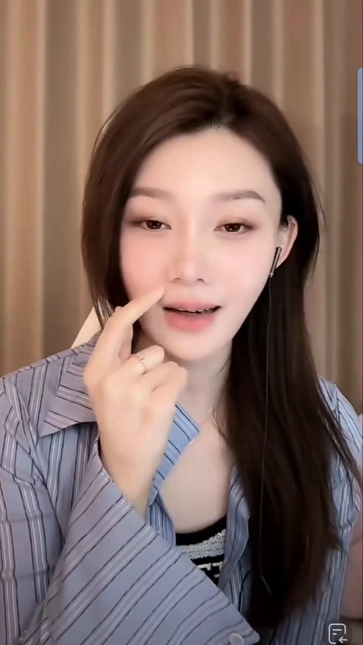 原配那个牙给我挤掉了，然后它自己下来了，它下来了，站个歪的，就是虎牙。下来之后它