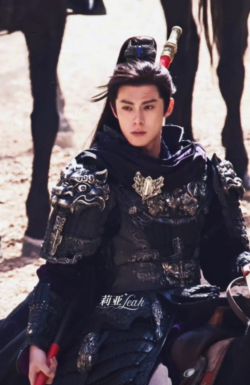 长枪在手，策马扬鞭。王鹤棣这组少年将军的造型也太绝了，一身戎装，眉眼锋利，简直就