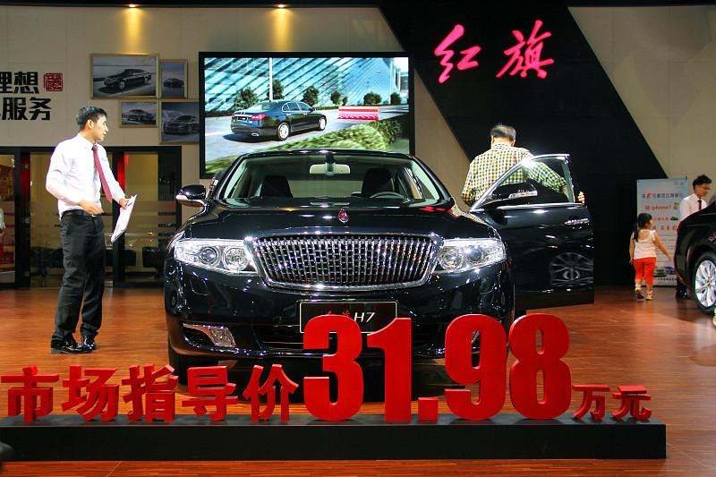 准备买台家用车，红旗H5怎么样？
上周陪刚拿本的表姐去4S店试驾过，1.5T的版