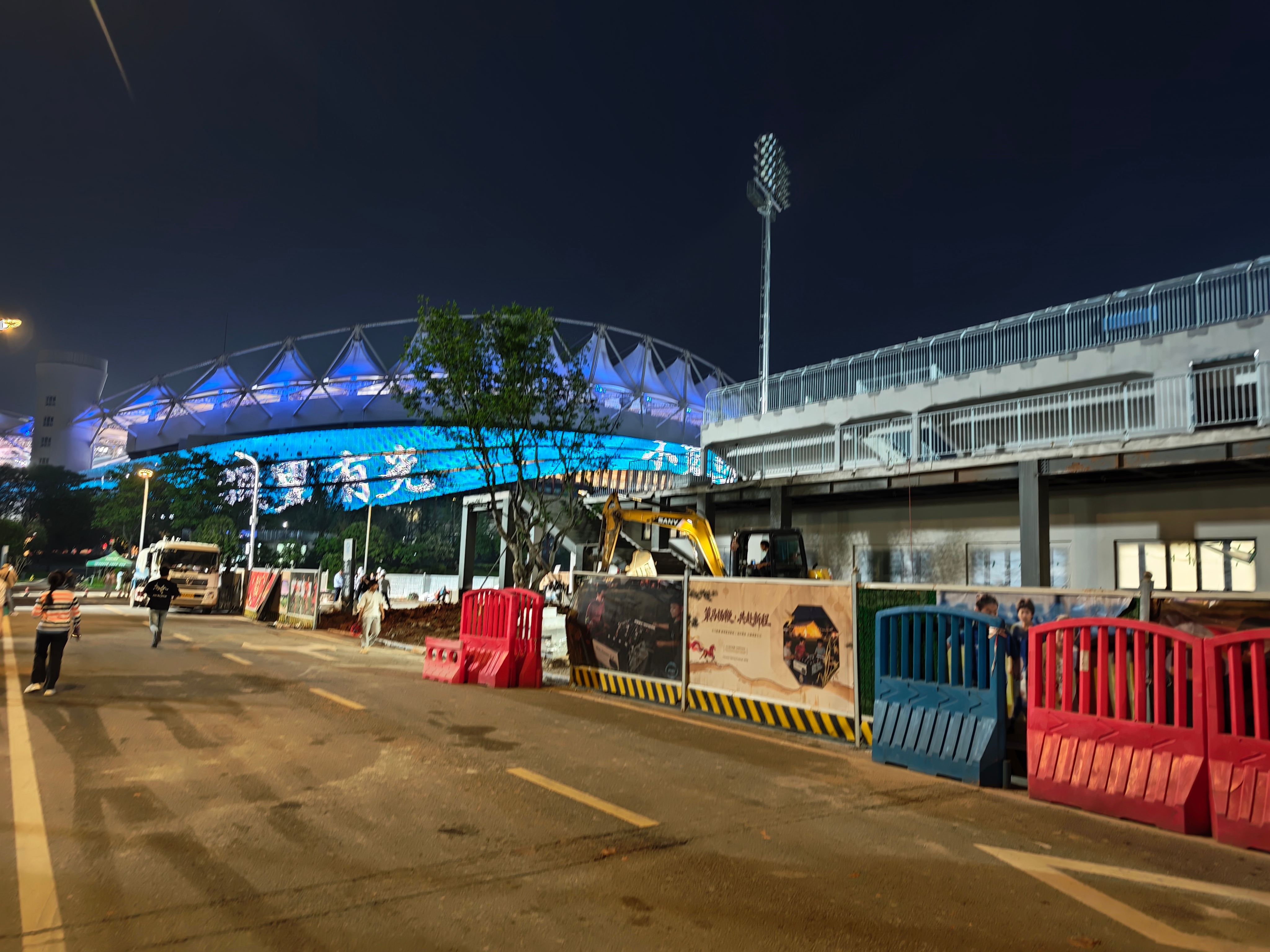 武体主体育场马上开始三镇vs成都的中超比赛，旁边的专业足球场也在紧密建设中，问了