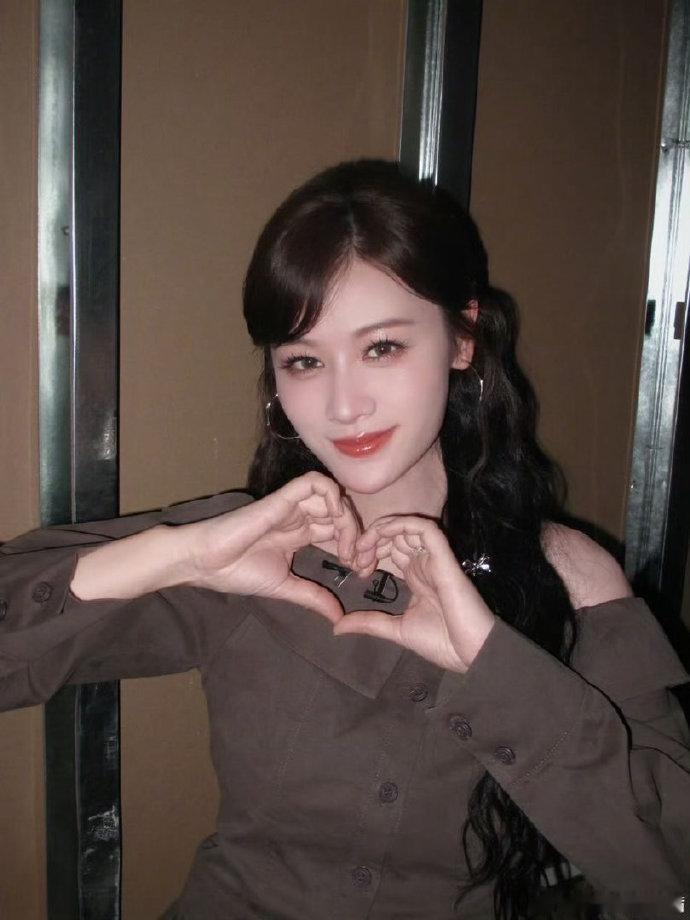 叶一茜直播没想到几位姐姐网上冲浪这么勤快，各种网络梗全都门儿清，一点都不脱节。乘