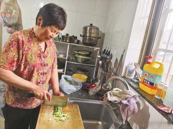 读懂宁波夫妻最质朴的相守在余姚市梁弄镇东溪村，68岁的姚菊英用将近2300个日夜