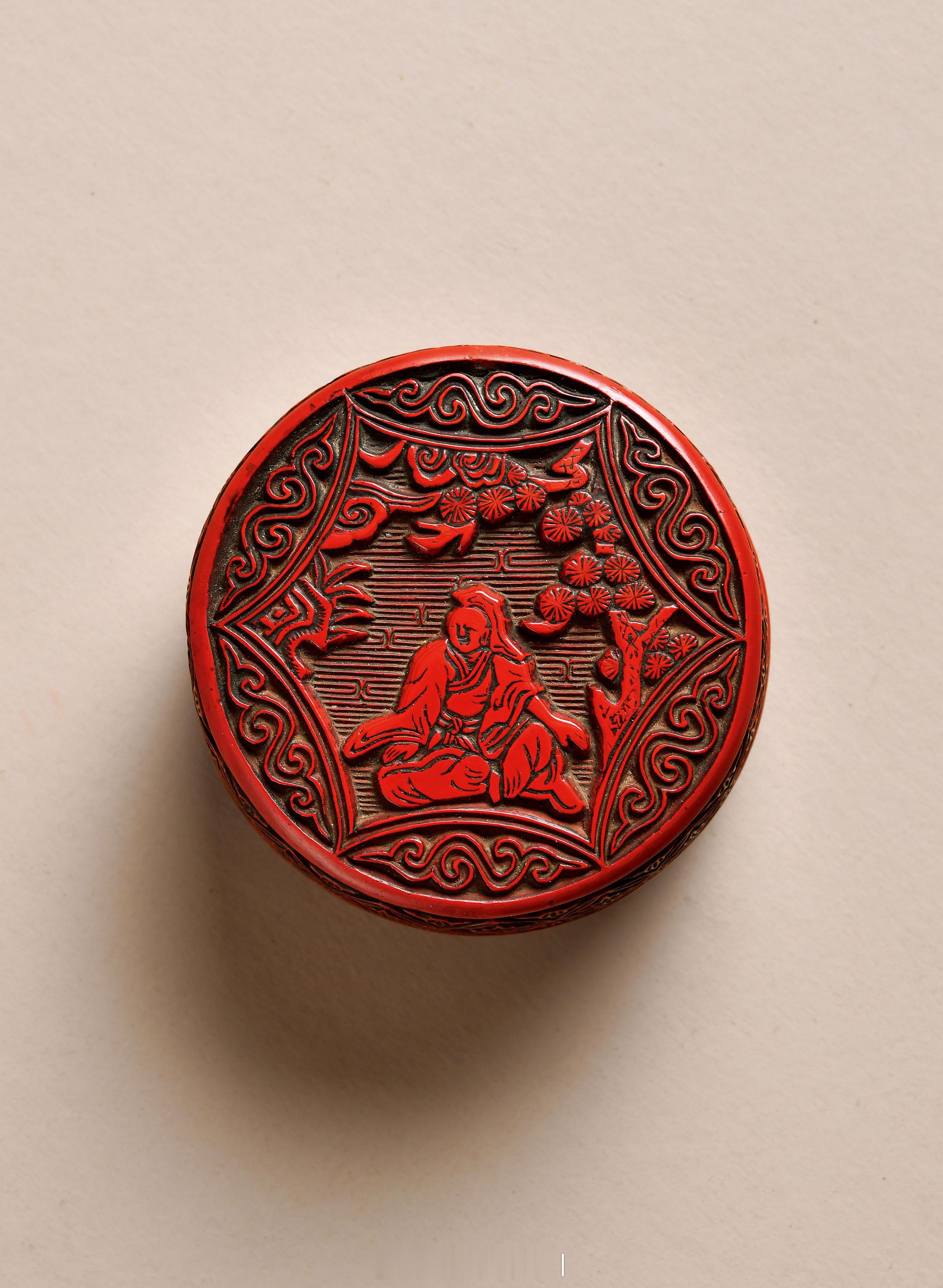 髹饰录 | 明 剔红松下高士图香盒香盒木胎，子母口，盒内髹褐漆，外壁剔红为饰。盒