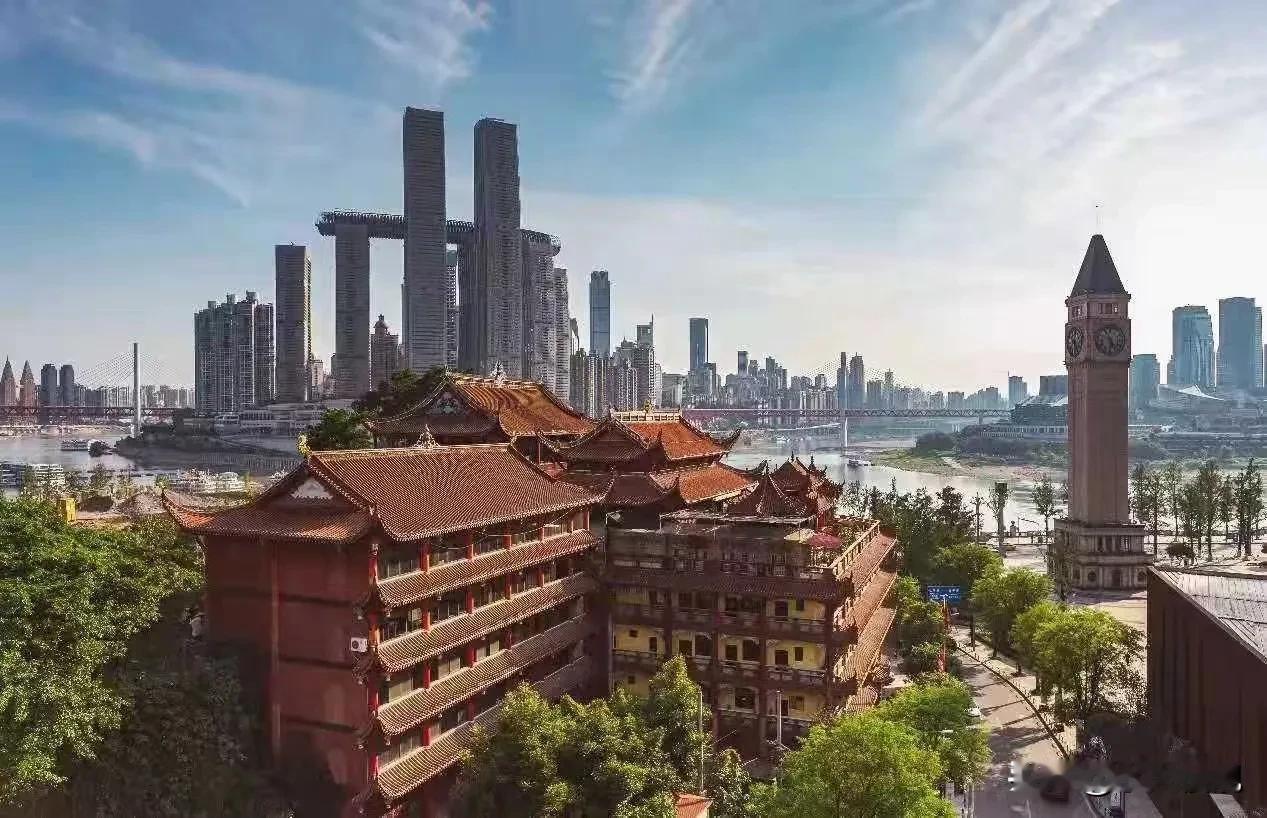 你看这重庆，感觉房价应该跟深圳差不多才对，但是实际上也就1万左右，比江浙沪的县城