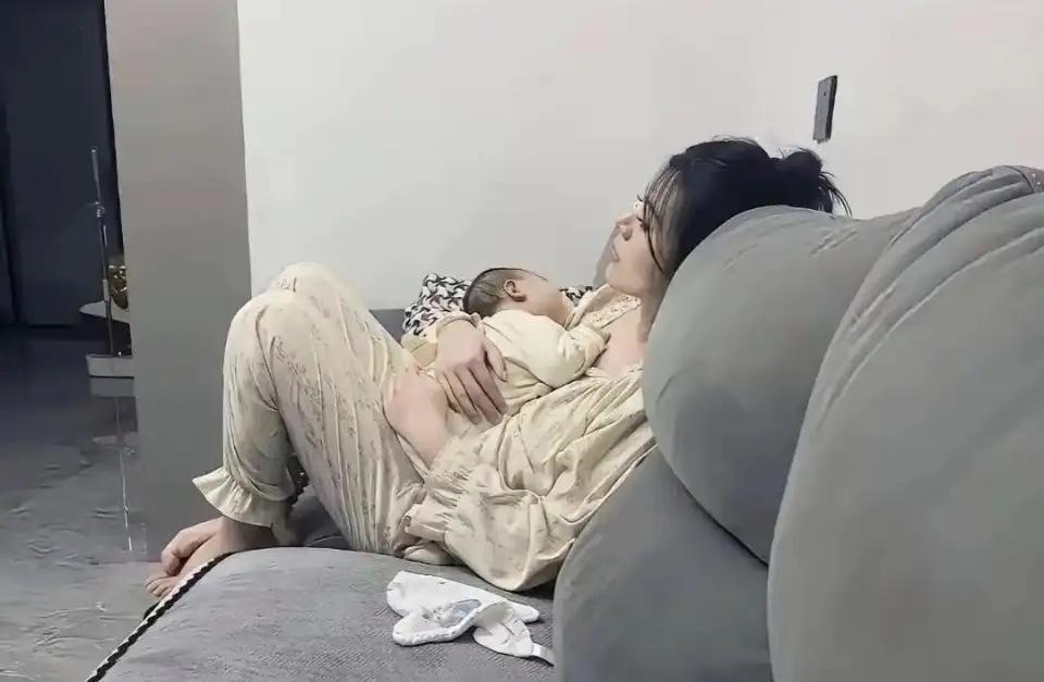 妈妈与宝宝在沙发上亲密互动，画面满满的爱意！💕👩‍👧‍👦