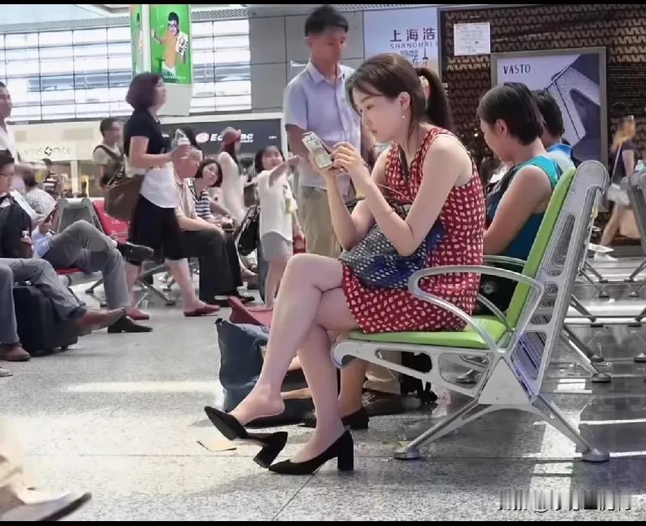 这女的确实耐看，不是那种一眼惊艳，而是越看越有味道[害羞]