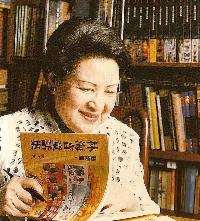 西江月 · 民国名媛凌叔华
      
特立超群闺秀，孤标拔俗奇才。
诗书万册
