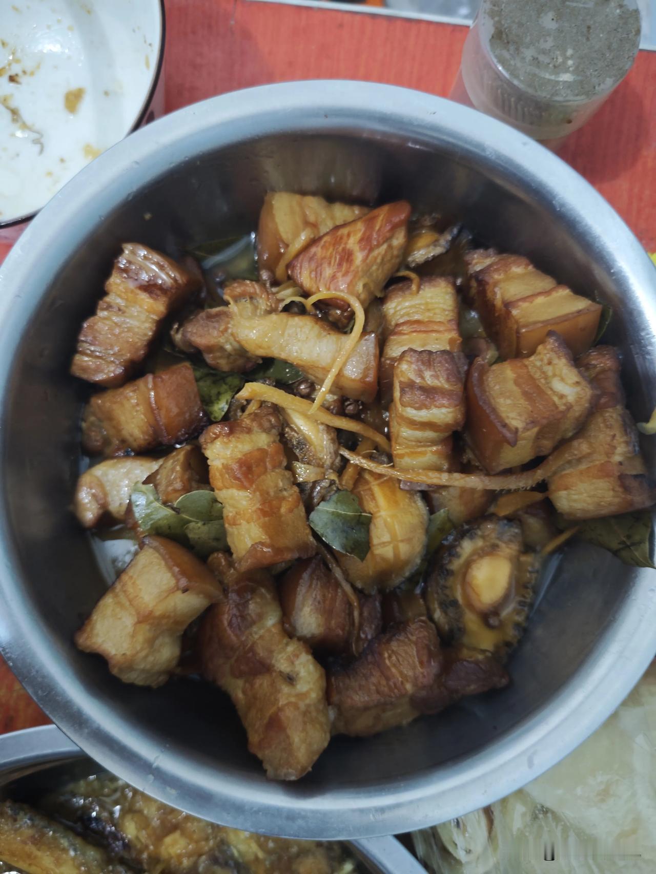 看媳妇懒得习惯了，她突然勤快还让人有点受不了，这炖带鱼，又炖红烧肉的。

虽然味