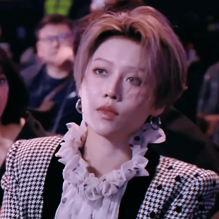 刘雨昕怼脸好好看 谁还没看过直拍我都会伤心的 OK？每一帧都帅到心坎里，眼神杀直