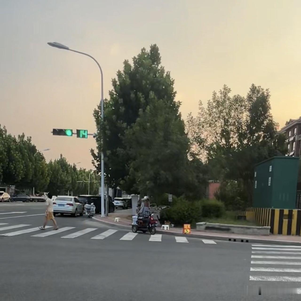 消费降级了，路边摊都开始经营剪发了，5元一位。

我觉得这个生意可以考虑一下[大
