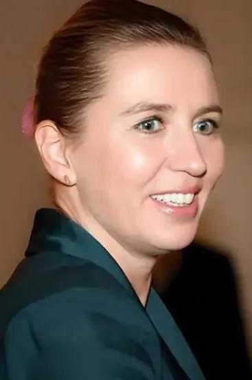 丹麦的两个国际笑话：一、丹麦女首相为了讨好美国，像疯狗一样咬中国，结果美国现在要