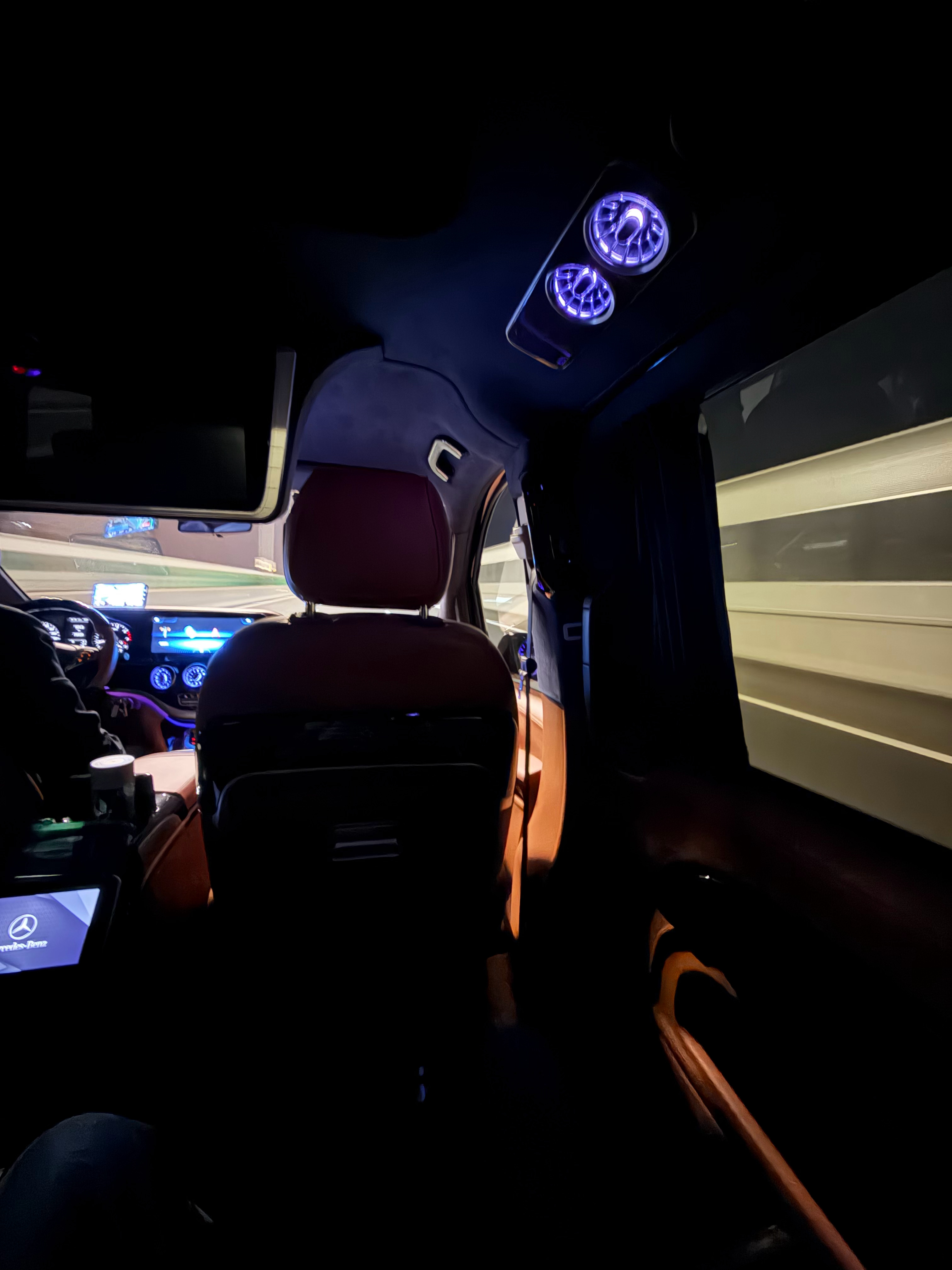 落地广州，竟然蛮冷的。接机的是一辆所谓的“迈巴赫”MPV——奔驰箱货升级一下外观