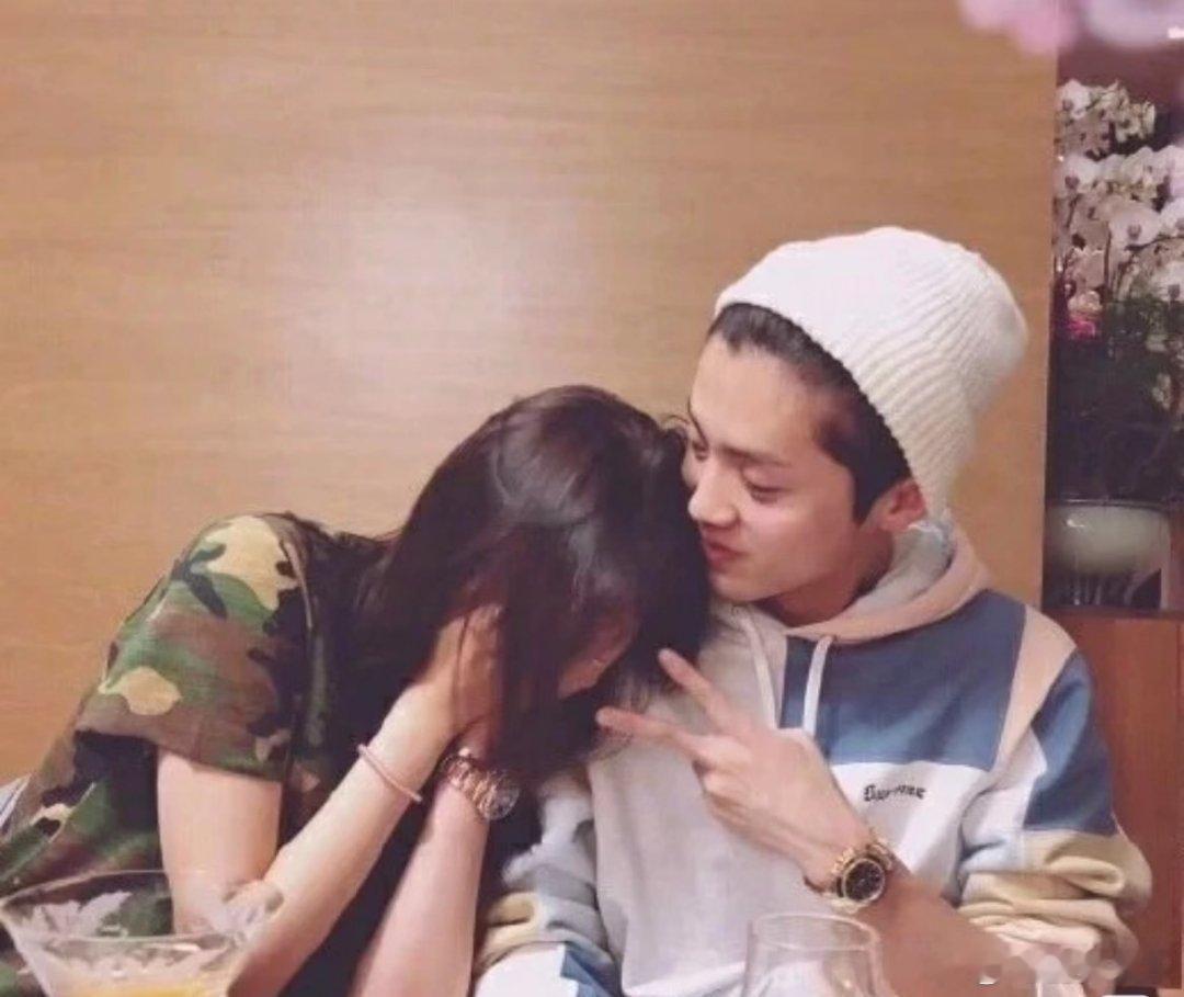 关晓彤 未来请幸福从“鹿晗女友”到“关晓彤自己”，这条路她走了八年。沉默承受过所