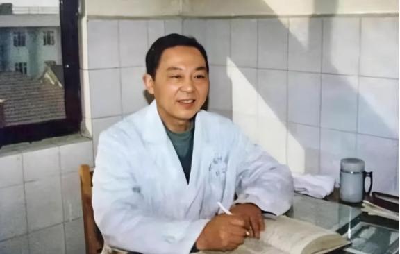 1970年，徐州一主任医生趁妻子不在，偷偷服用了4克毒性极强的曼陀罗花，所有人都