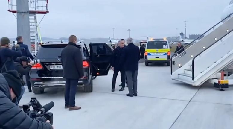 卡尼去参加达沃斯论坛，这回下飞机没有红毯，前加拿大总理特鲁多也去了，还带着明星女