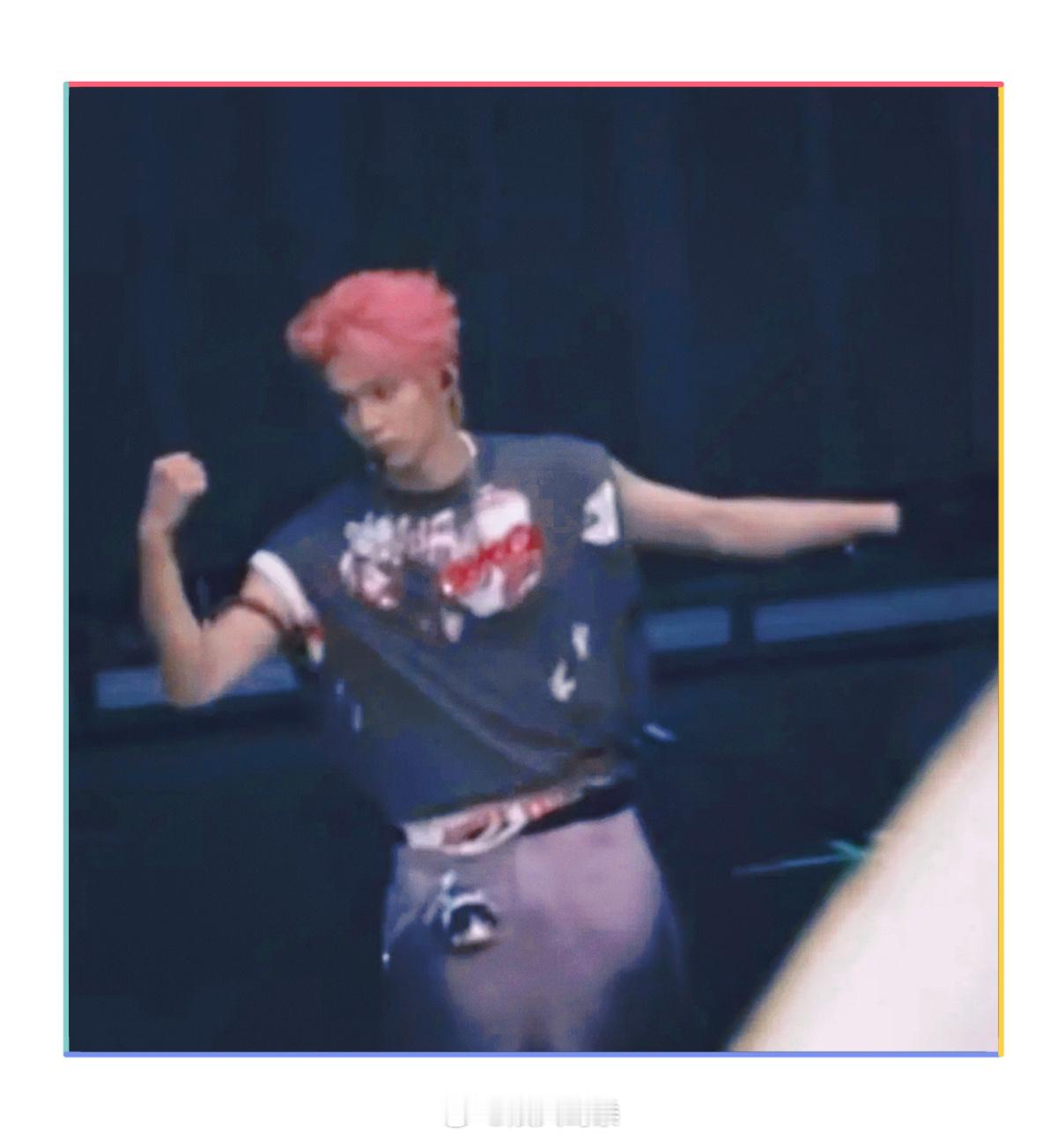 刘耀文粉发 嗷嗷新发色，隔着屏幕都觉得好帅气！刘耀文真的太权威了！！期待新舞台！