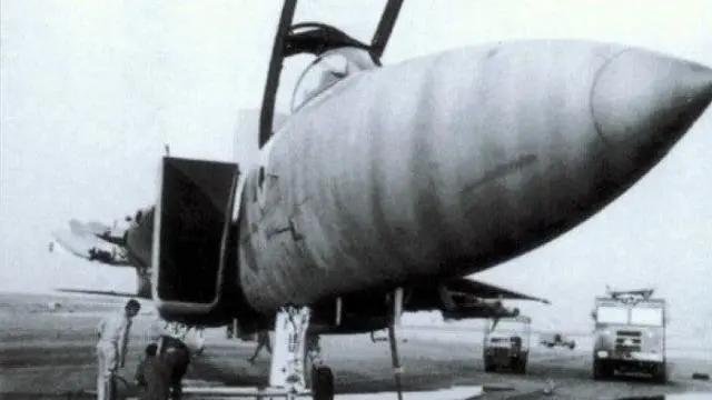 1983年来自以色列空军的飞行员泽维·奈迪维正在后舱飞行教官耶瓦尔·加尔的监督下