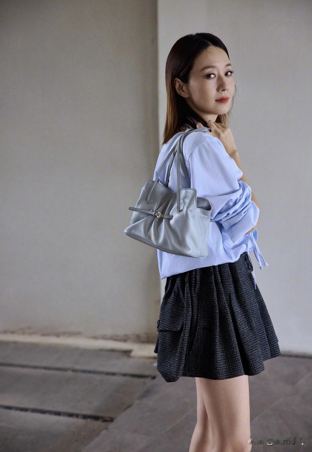 很难得看到马伊琍穿得这么年轻，高腰衬衫配迷你短裙，扮嫩成效明显。