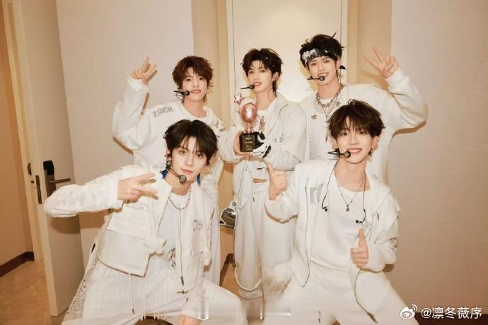 登陆少年弹幕区全是宝宝“宝宝好爱你”的弹幕总是让我忍不住微笑，这种简单的关心让我