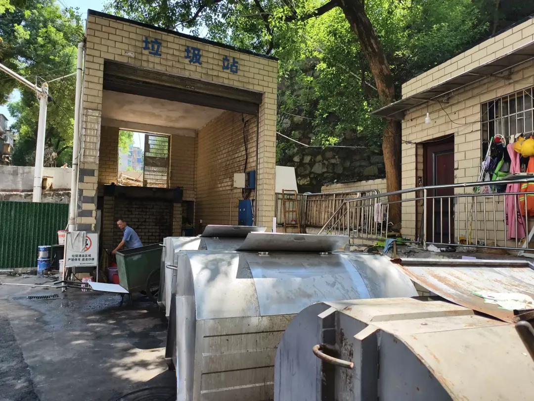 沃尔玛垃圾站焕新颜 便民公厕添新彩