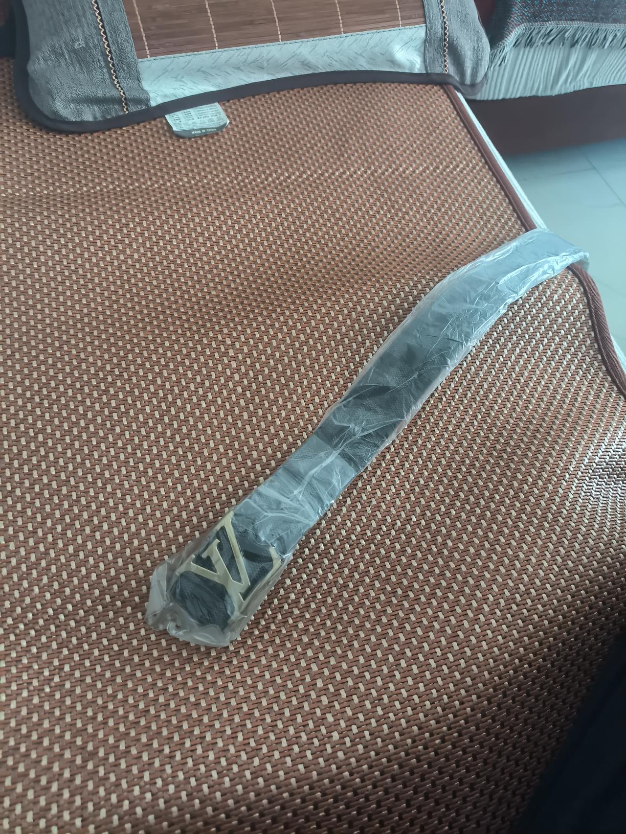 这条皮带算是彻底砸手里，自己不会去戴，家里来亲戚朋友，送也没人要！垃圾桶🗑️是