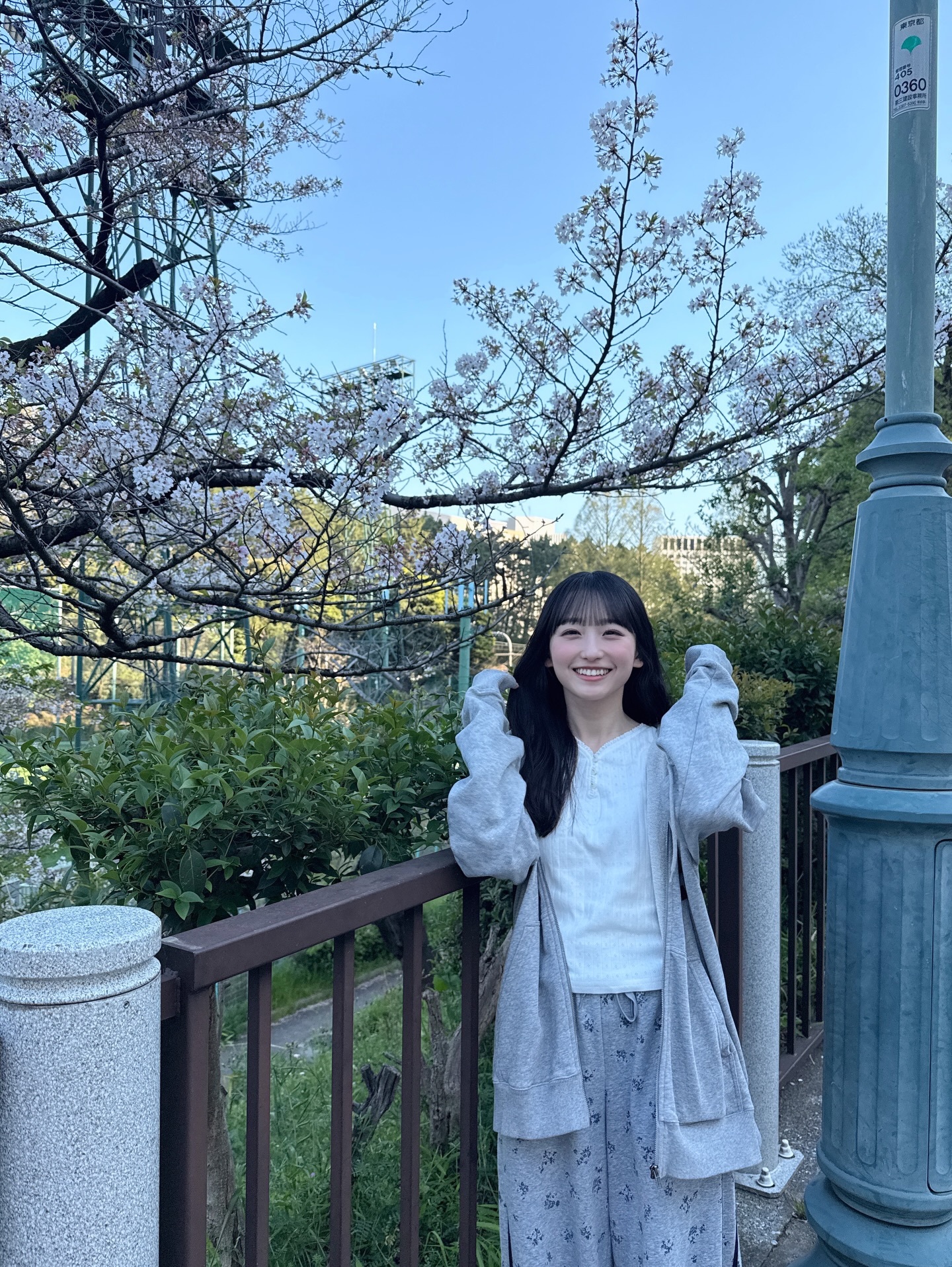 一ノ瀬美空「お仕事の合間にお散歩したよ。ほとんど葉桜になってた...🌸🍃」 